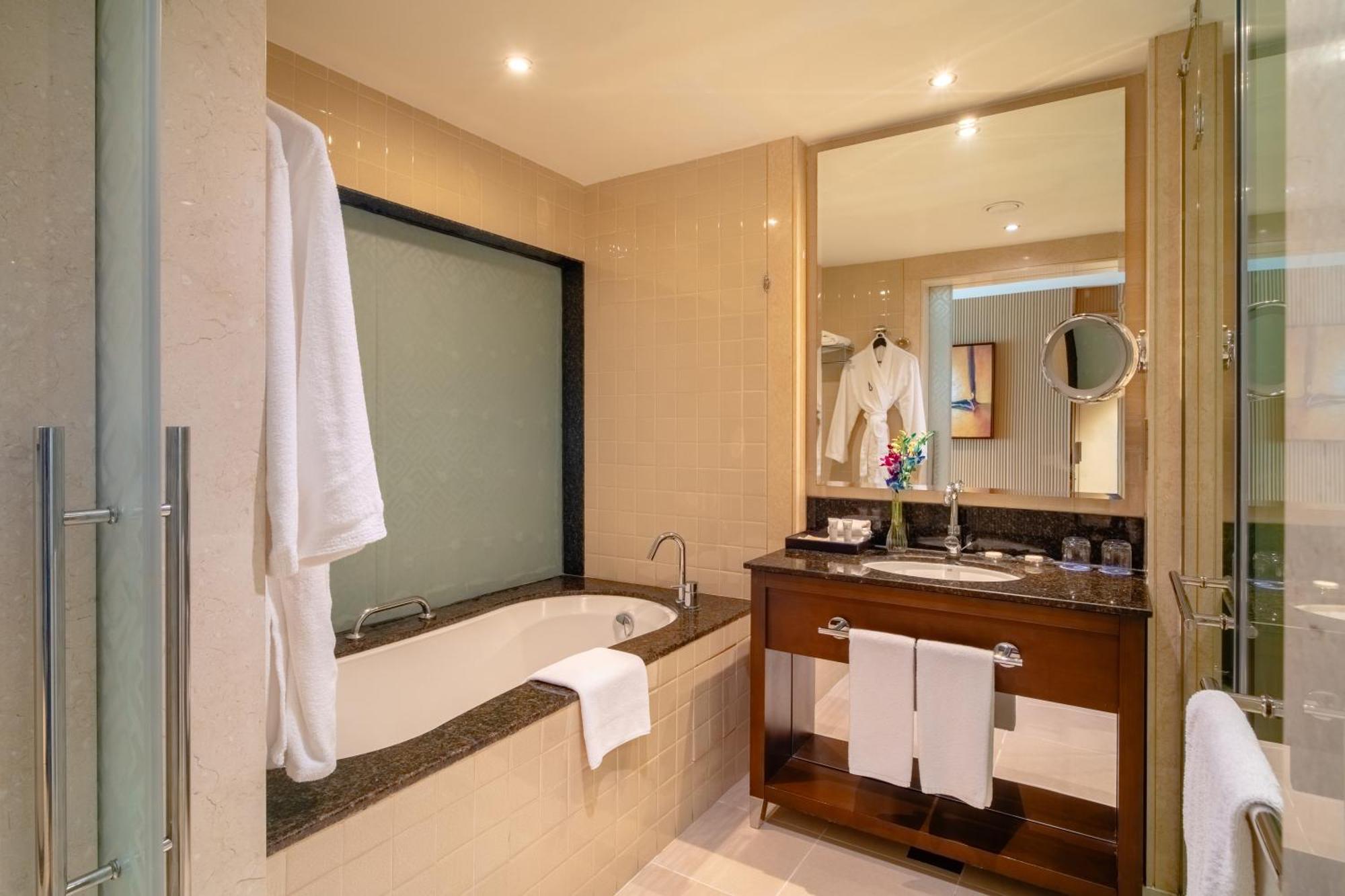 Asiana Hotel Dubái Exterior foto A bathroom in a hotel